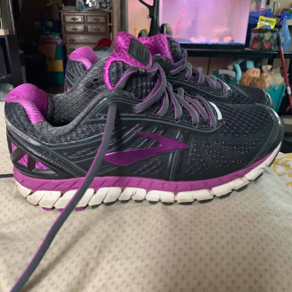 Brooke Ariel 18 running shoe